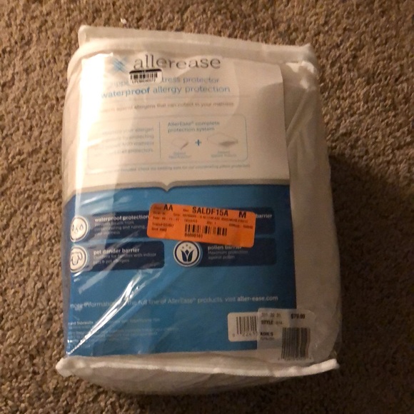 Allerease King zippered mattress protector - Picture 3 of 4